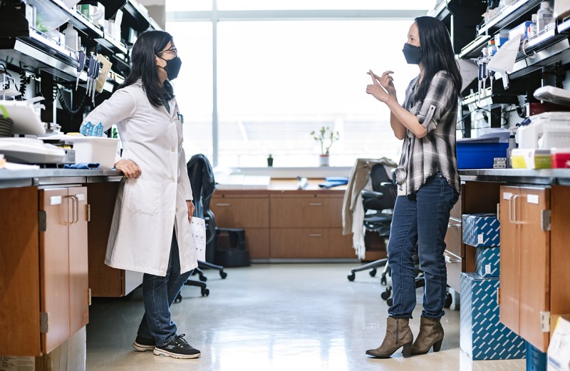 Grace Xie and Nadia Roan in the lab at Gladstone Institutes