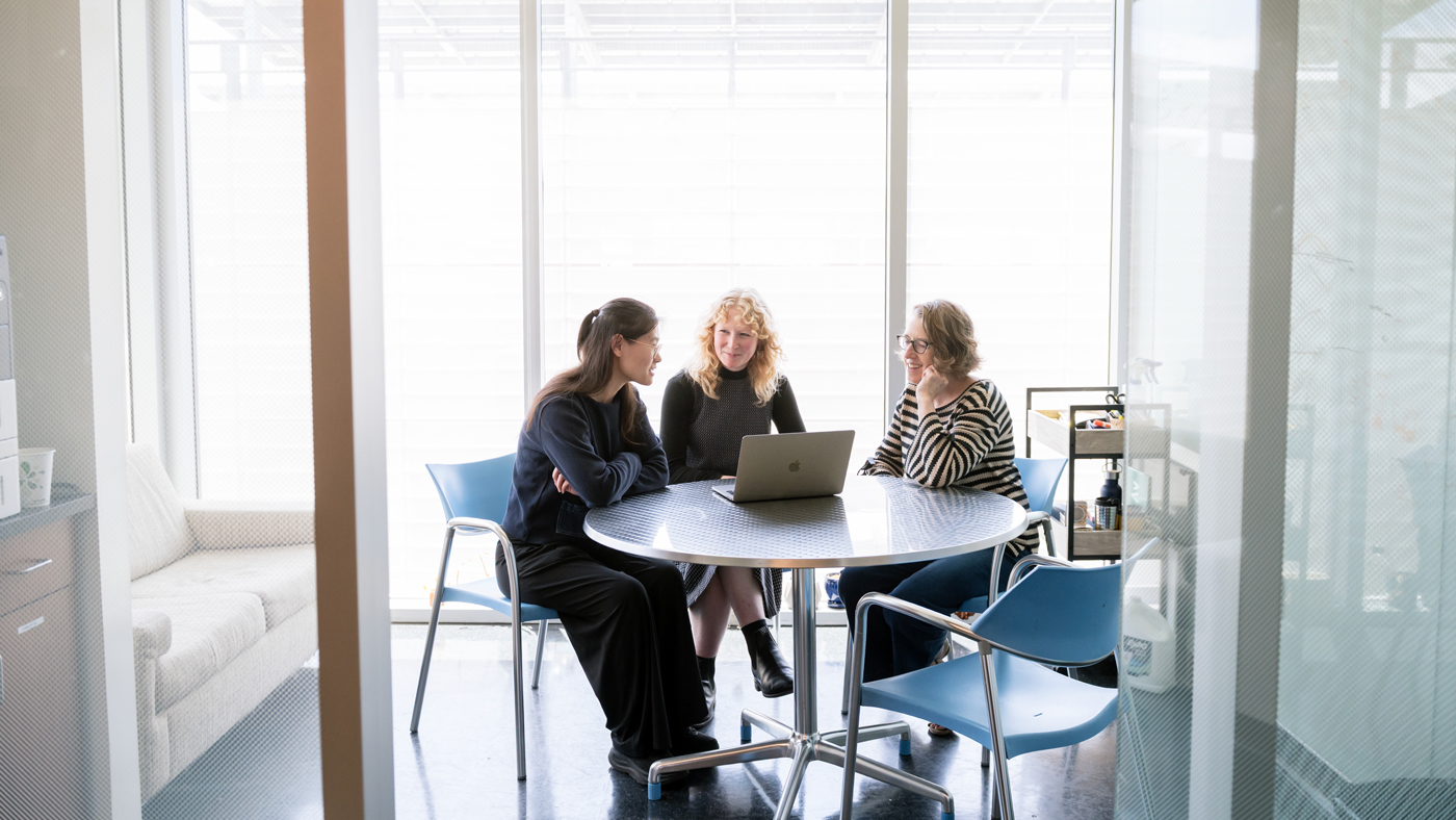 Shuzhen Kuang, Zoe Grant, and Katie Pollard in a meeting at Gladstone Institutes