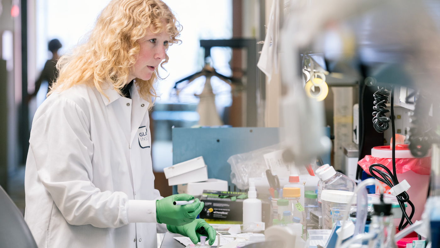 Zoe Grant working in the lab at Gladstone Institutes