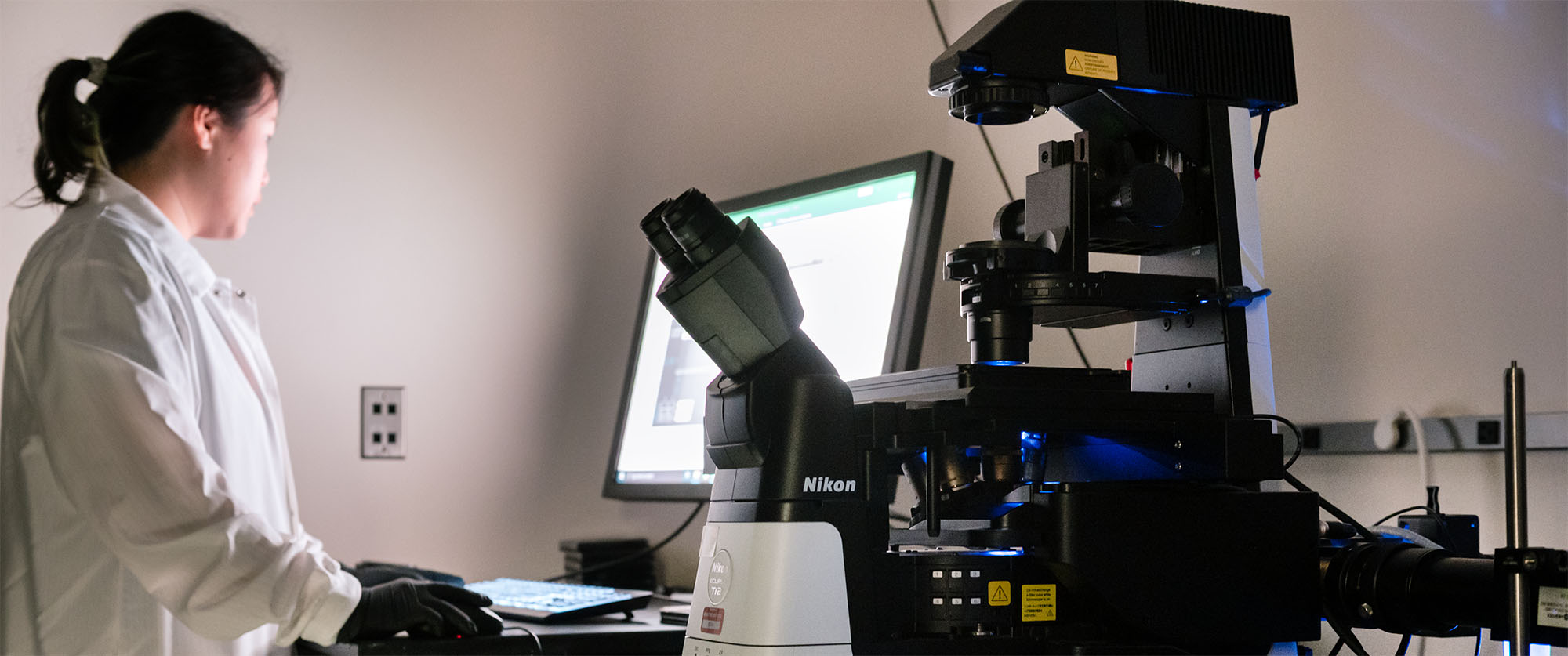 Shijie Wang working on the thinking microscope at Gladstone Institutes.