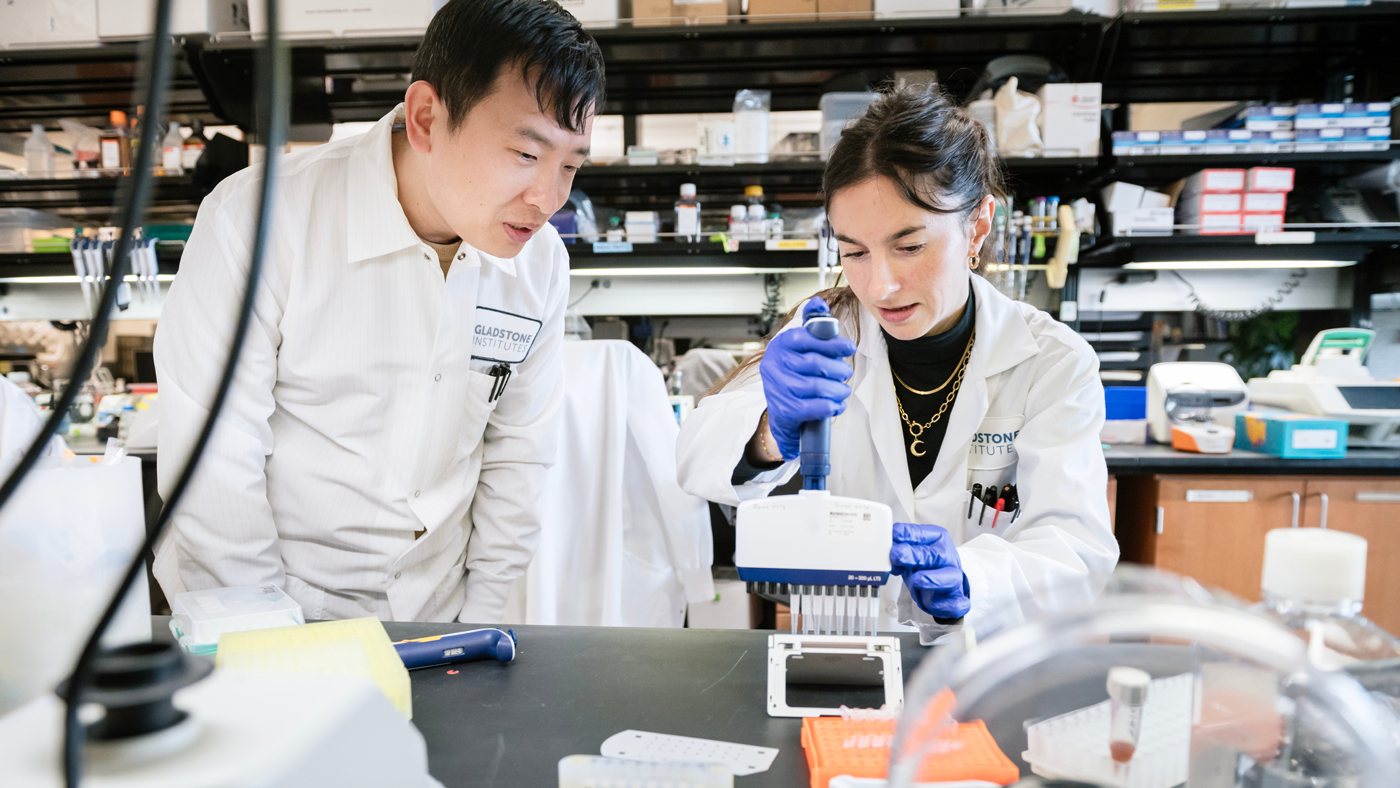 Kailin Yin and Julie Frouard in the lab at Gladstone Institutes