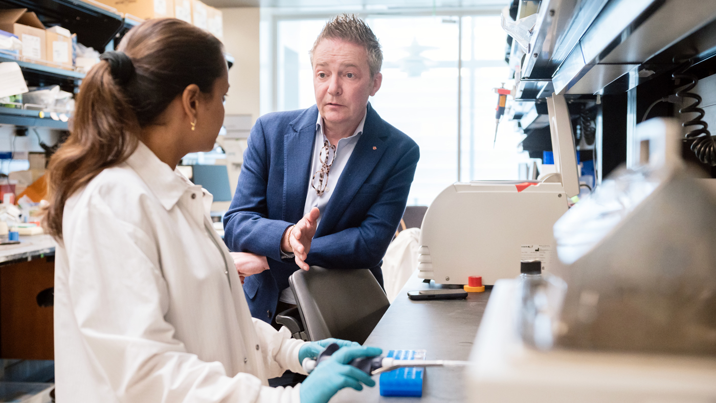 Benoit Bruneau speaking with Kavitha Rao in the lab at Gladstone Institutes