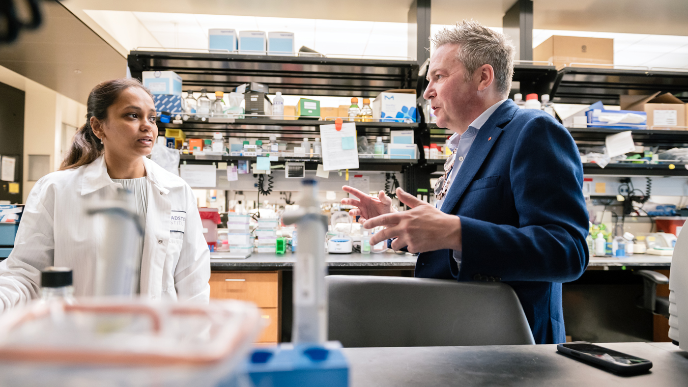 Benoit Bruneau speaking with Kavitha Rao in the lab at Gladstone Institutes