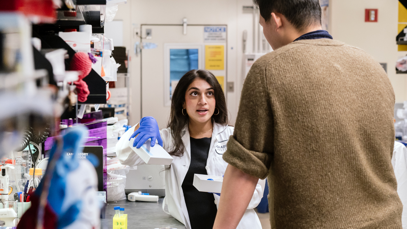 Nalini Rao speaking with Andrew Yang in the lab at Gladstone Institutes