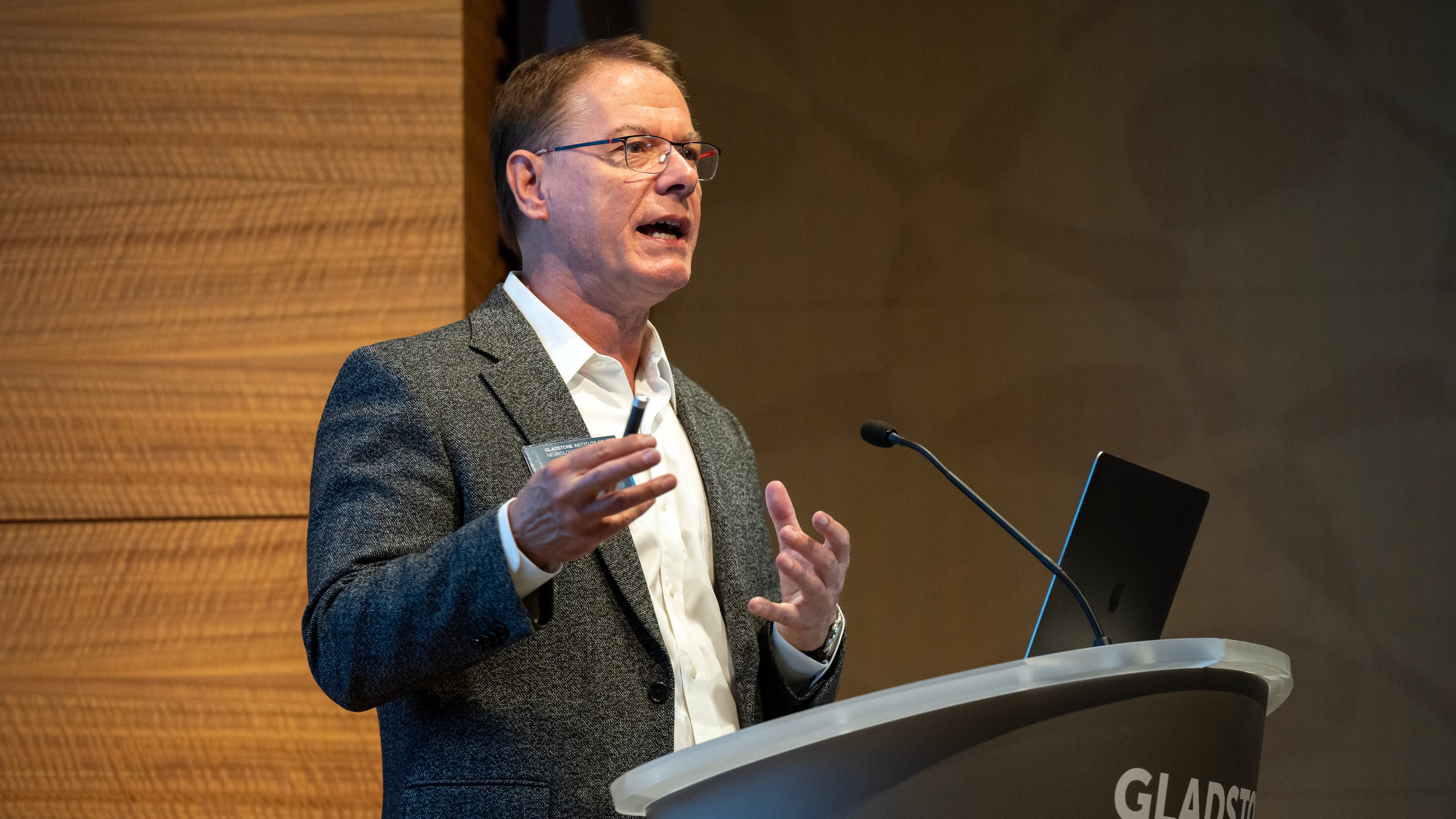 Lennart Mucke speaking at a podium