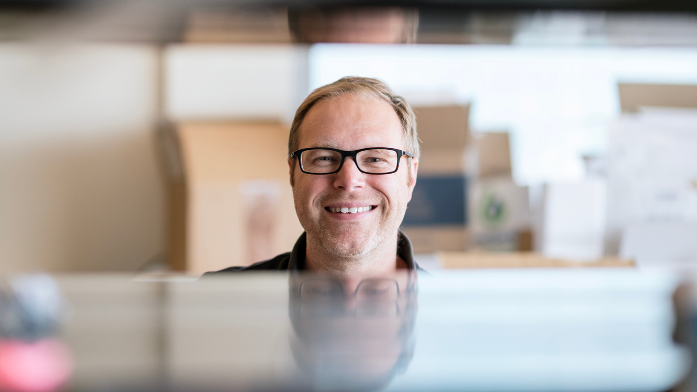 Magnus Hoffmann in the lab at Gladstone Institutes