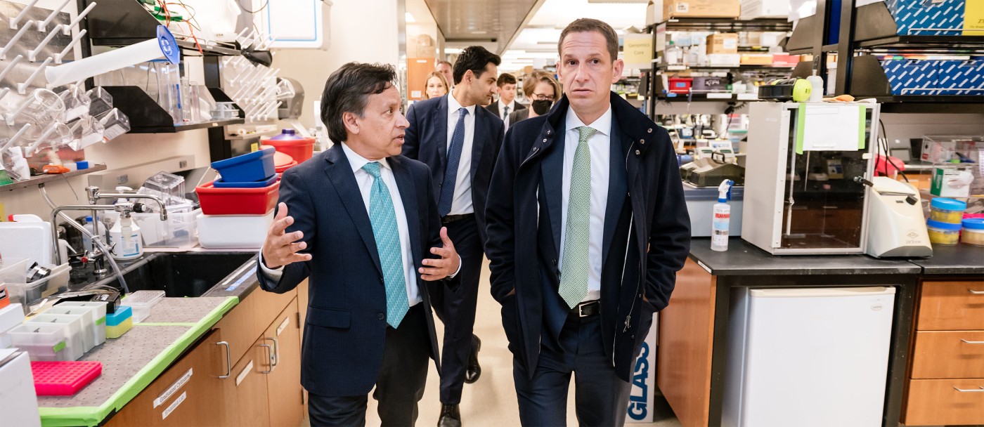 Gladstone President Deepak Srivastava speaking with San Francisco Mayor Daniel Lurie in a lab at Gladstone Institutes