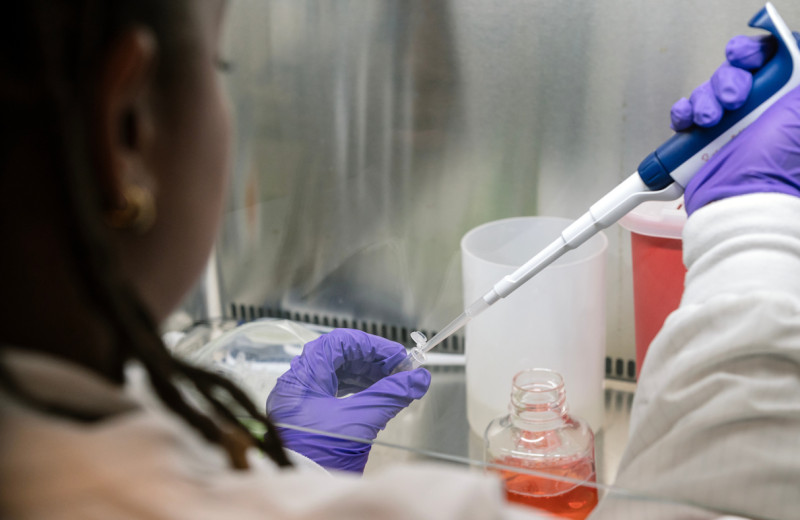 Scientist working in the lab at Gladstone Institutes