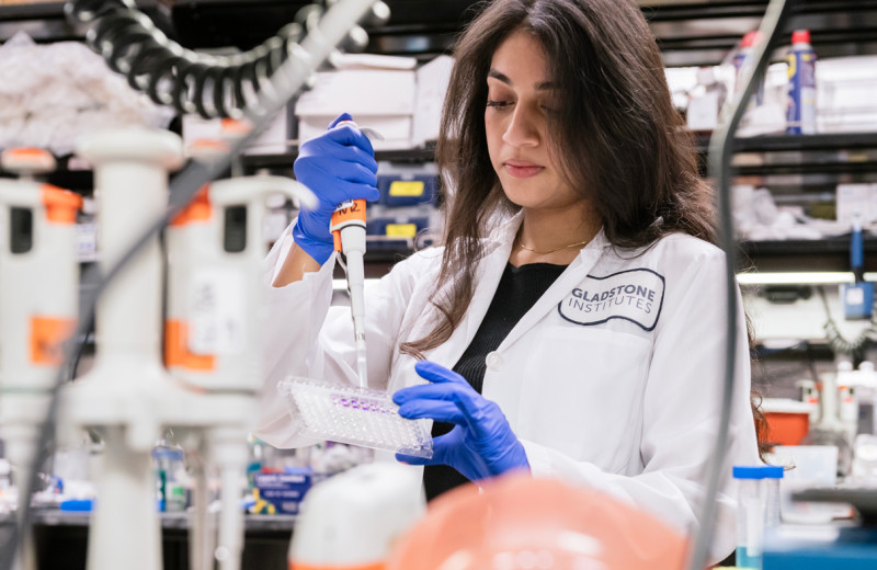 Nalini Rao working in the lab at Gladstone Institutes