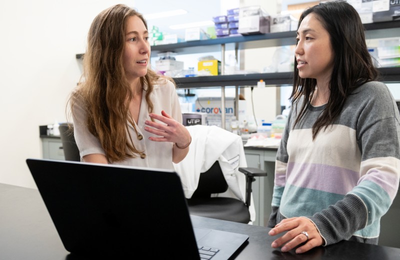 Ramani Lab Graduate Student Nour Abdulhay, left, talks with UCSF postdoctoral fellow Laura Hsieh in the Ramani Lab at Gladstone Institutes