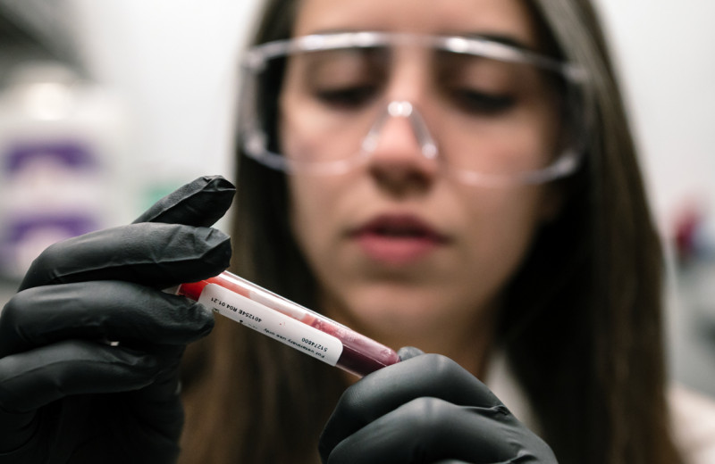 Yolanda Martí-Mateos in the lab at Gladstone Institutes