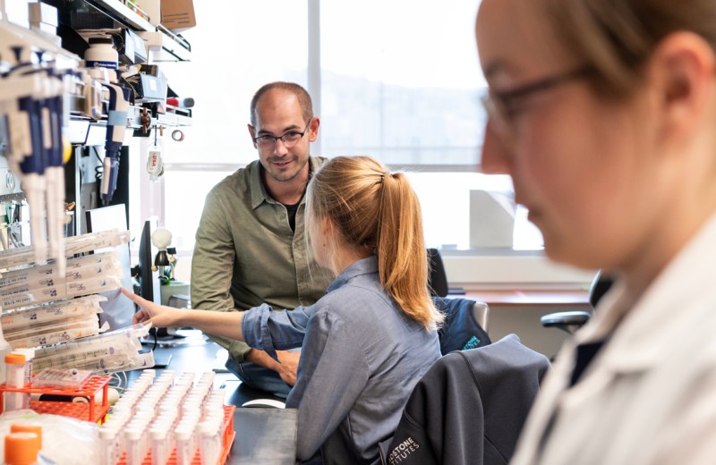 Gladstone&#039;s Franziska Blaeschke and Stanford’s Theo Roth in the lab at Gladstone Institutes