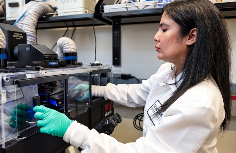 Sonali Chaturvedi working in the lab at Gladstone Institutes