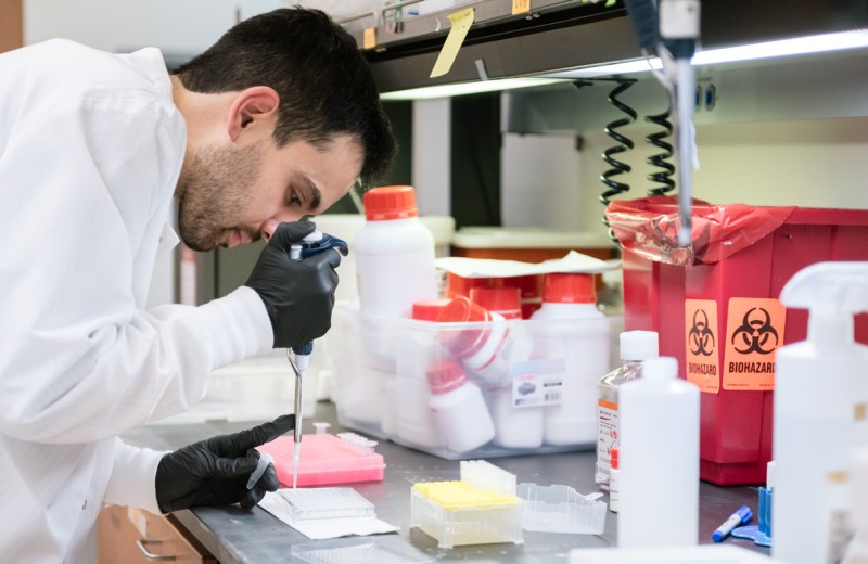 Skyler Blume working in the lab at Gladstone Institutes