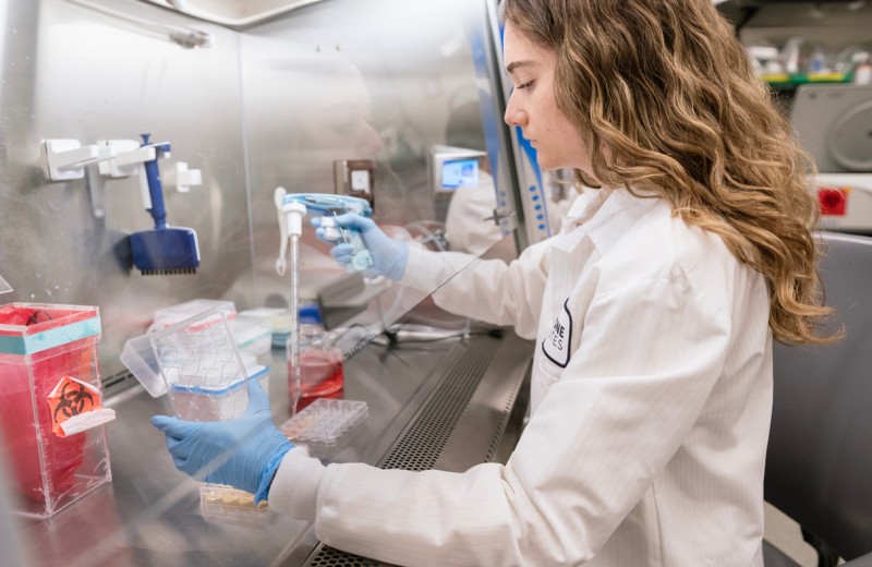 Maya Arce working in the lab at Gladstone Institutes