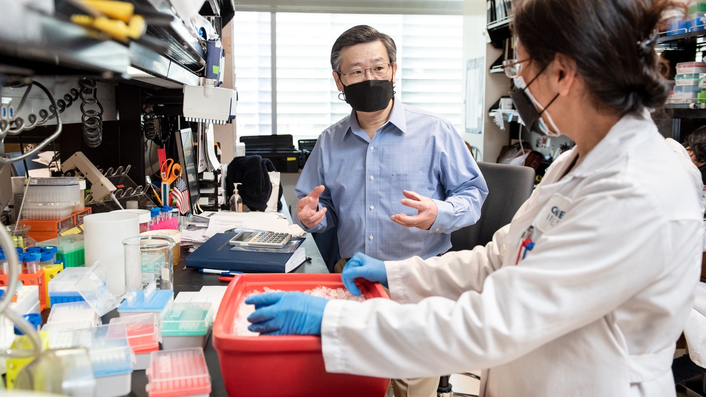 Yadong Huang in his lab at Gladstone Institutes, with Yanxia Hao