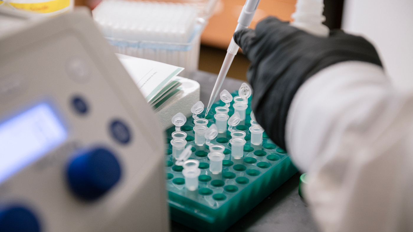 Scientist working in the Shipman Lab at Gladstone Institutes.