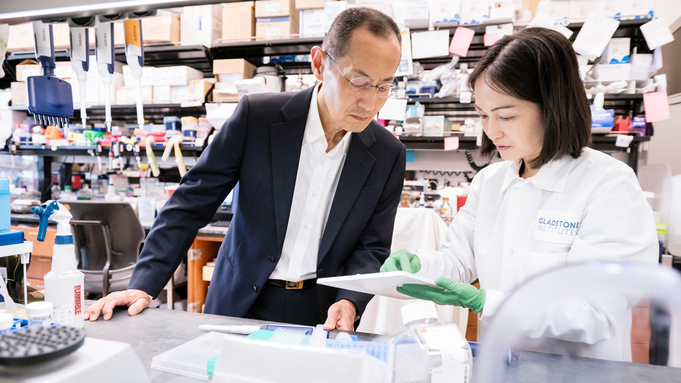 Shinya Yamanaka and Haruko Kunitomi in the lab at Gladstone Institutes
