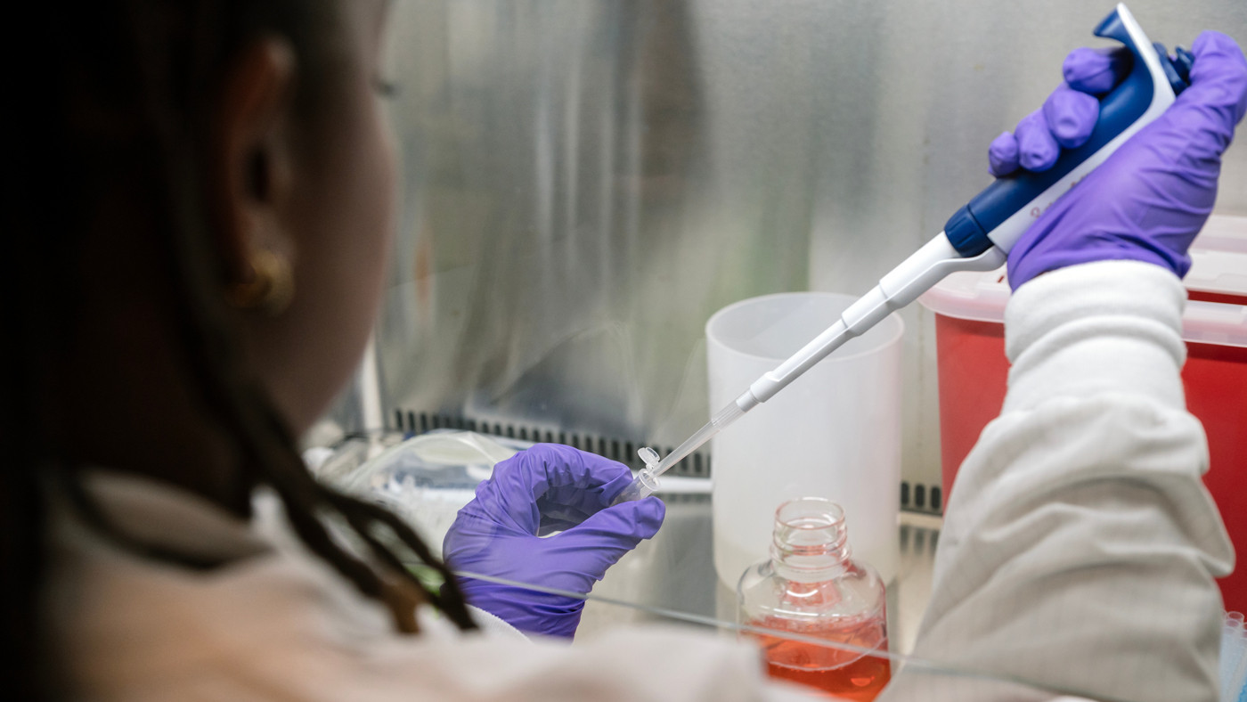 Scientist working in the lab at Gladstone Institutes