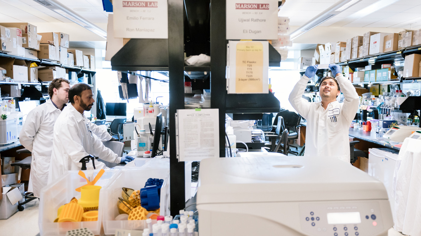 Ujjwal Rathore, Hunter Thornton, and Eli Dugan working in the lab at Gladstone Institutes