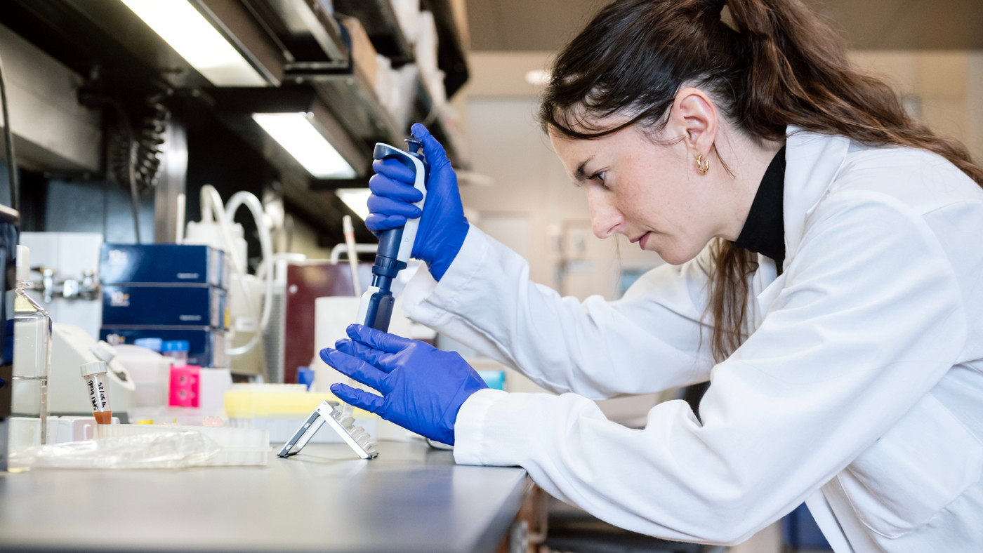 Julie Frouard working in the lab at Gladstone Institutes