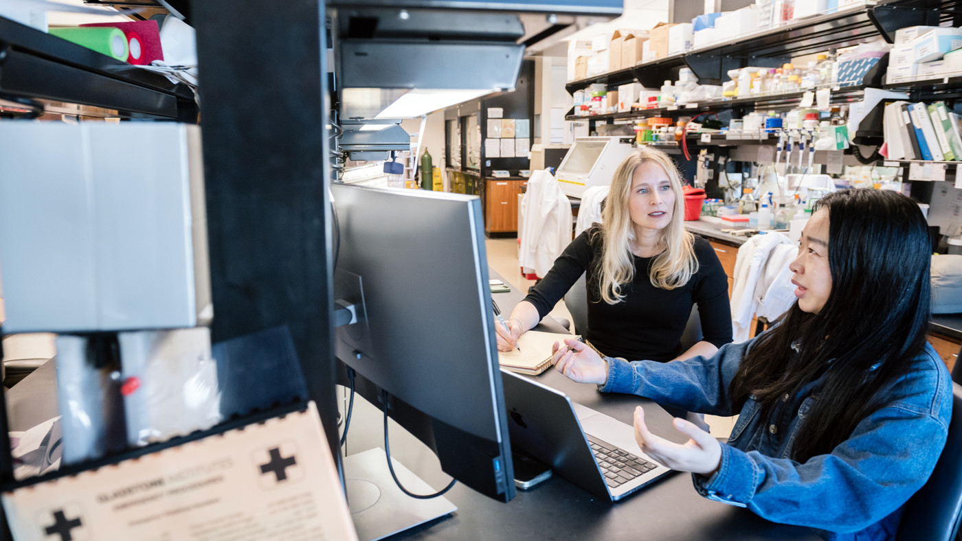 Julia Carnevale and Qi Liu in the lab at Gladstone Institutes