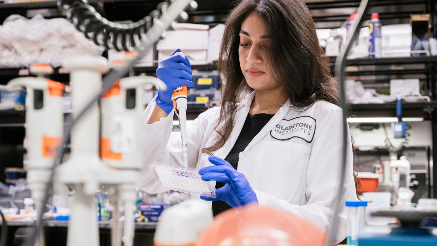 Nalini Rao working in the lab at Gladstone Institutes