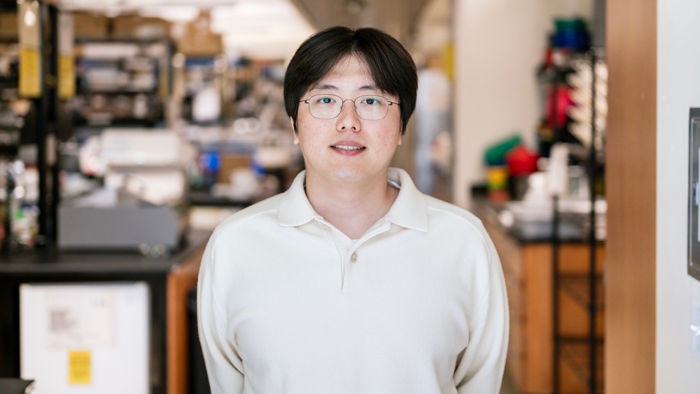 Headshot of Myung Jin Yang in the lab at Gladstone