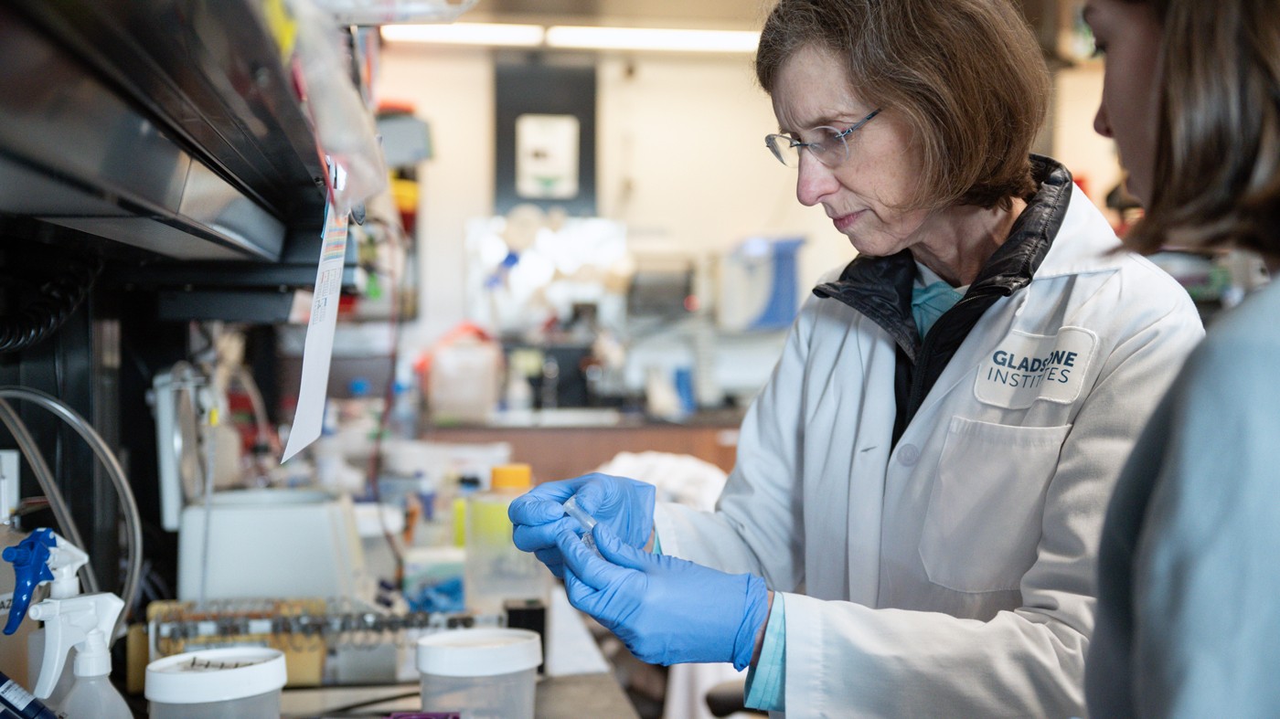 Scientist working in the lab at Gladstone Institutes