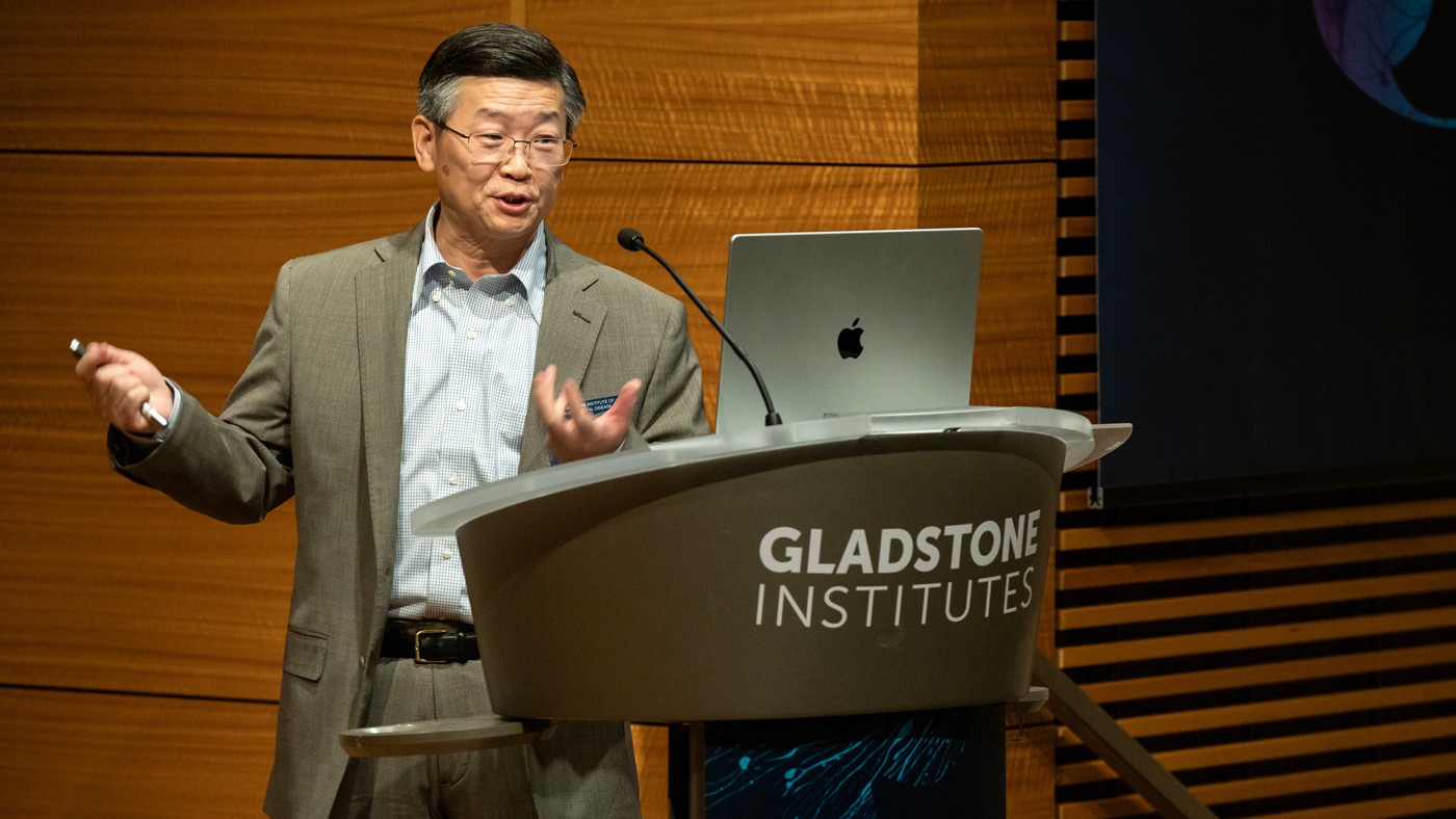 Yadong Huang at a podium