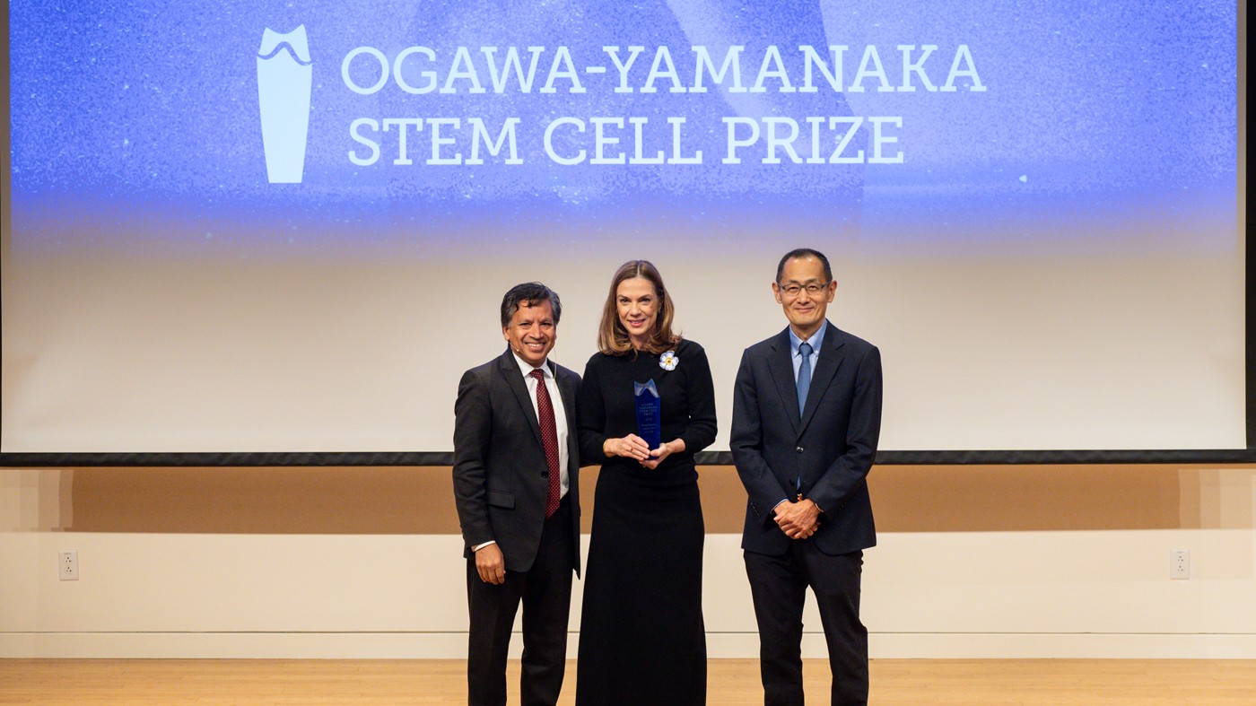 Magdalena Zernicka-Goetz receiving then 2023 Ogawa-Yamanaka Stem Cell Prize next to Gladstone President Deepak Srivastava and Gladstone Investigator Shinya Yamanaka