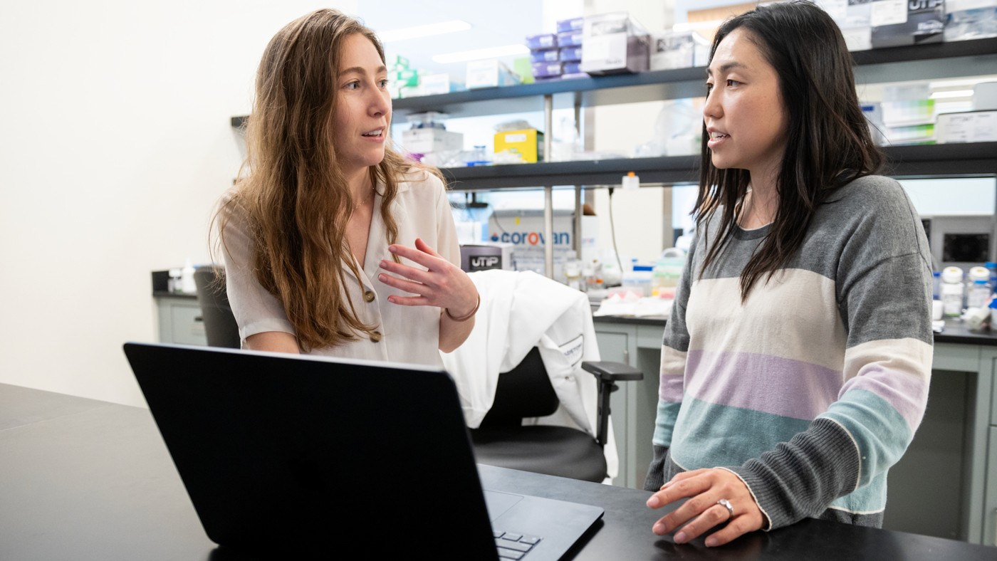 Ramani Lab Graduate Student Nour Abdulhay, left, talks with UCSF postdoctoral fellow Laura Hsieh in the Ramani Lab at Gladstone Institutes