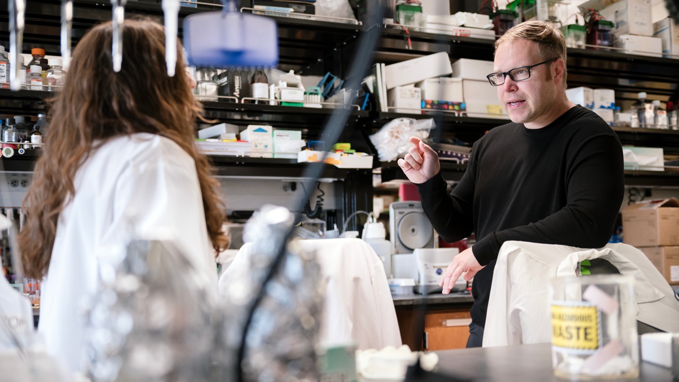 Magnus Hoffmann in the lab at Gladstone Institutes