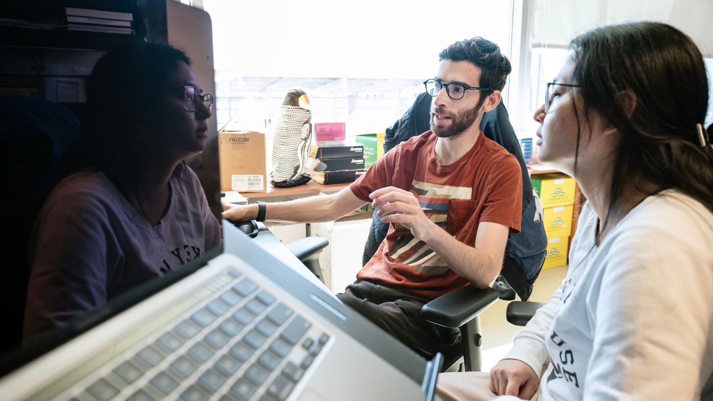 Scientists Jason Nomburg and Karen Zhu at Gladstone Institutes.