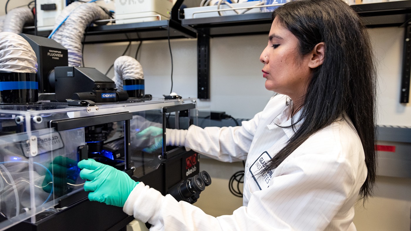 Sonali Chaturvedi working in the lab at Gladstone Institutes
