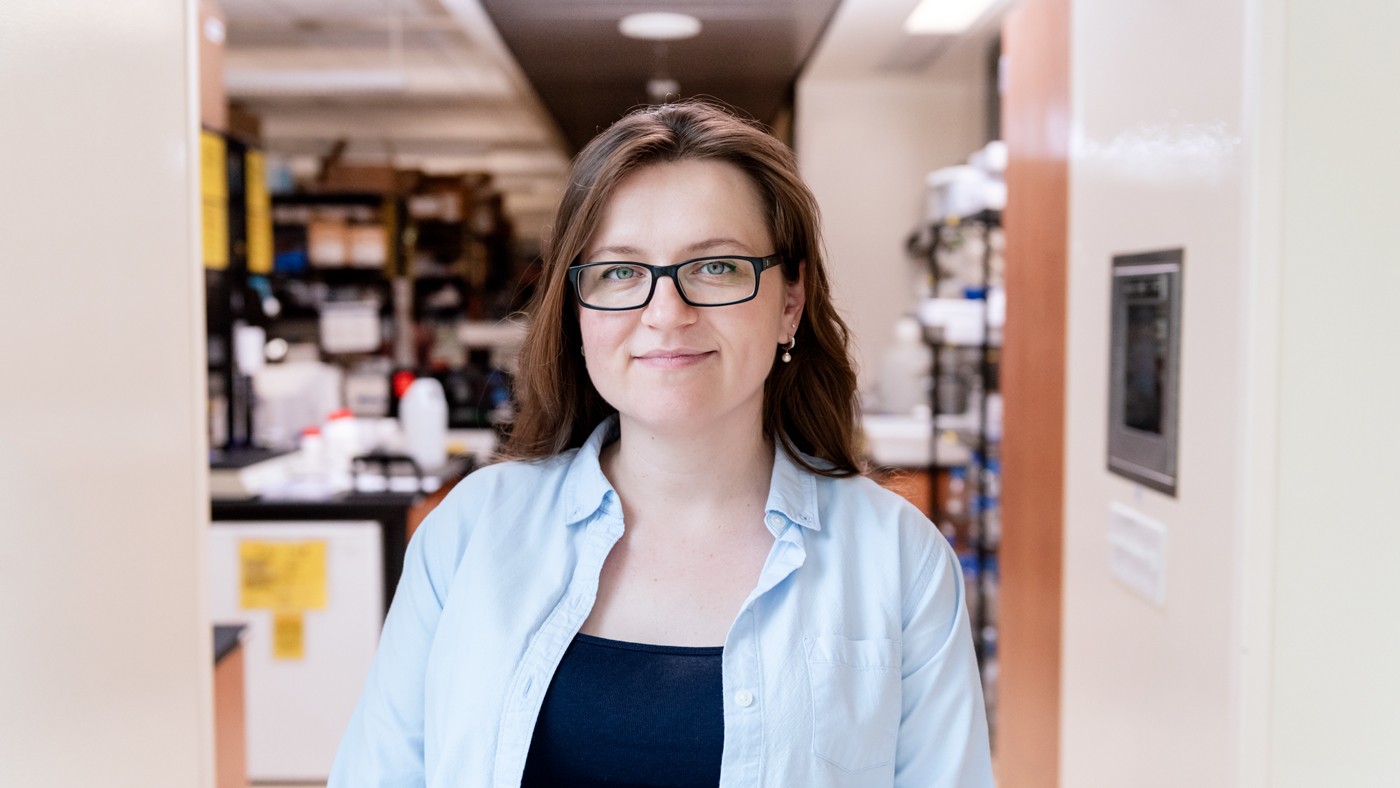 Yuliya Voskobiynyk standing in the lab at Gladstone Institutes
