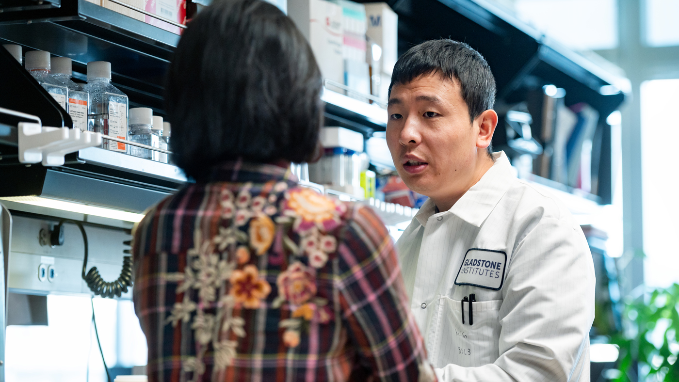 Kailin Yin speaking with Nadia Roan in the lab at Gladstone Institutes