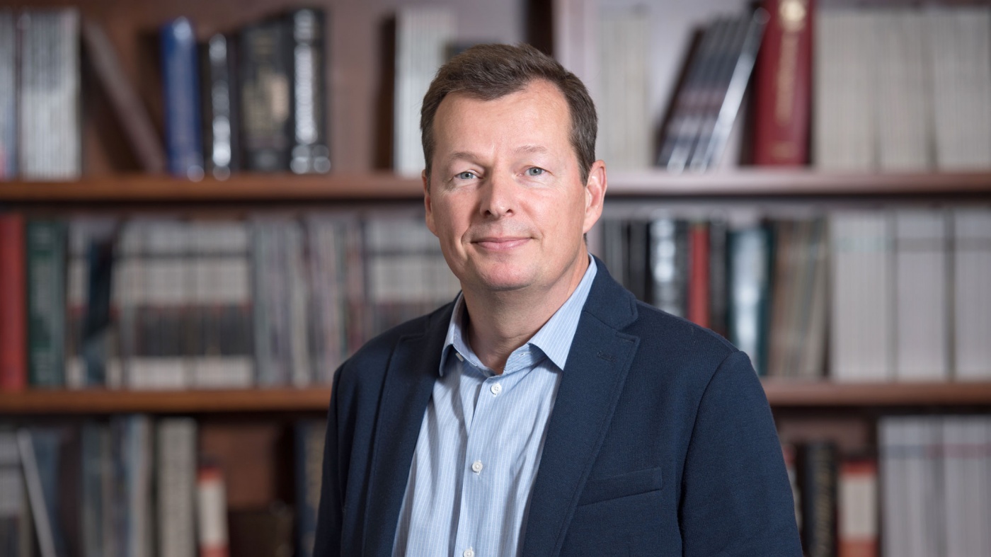 Head shot of Robert Wicks in a library