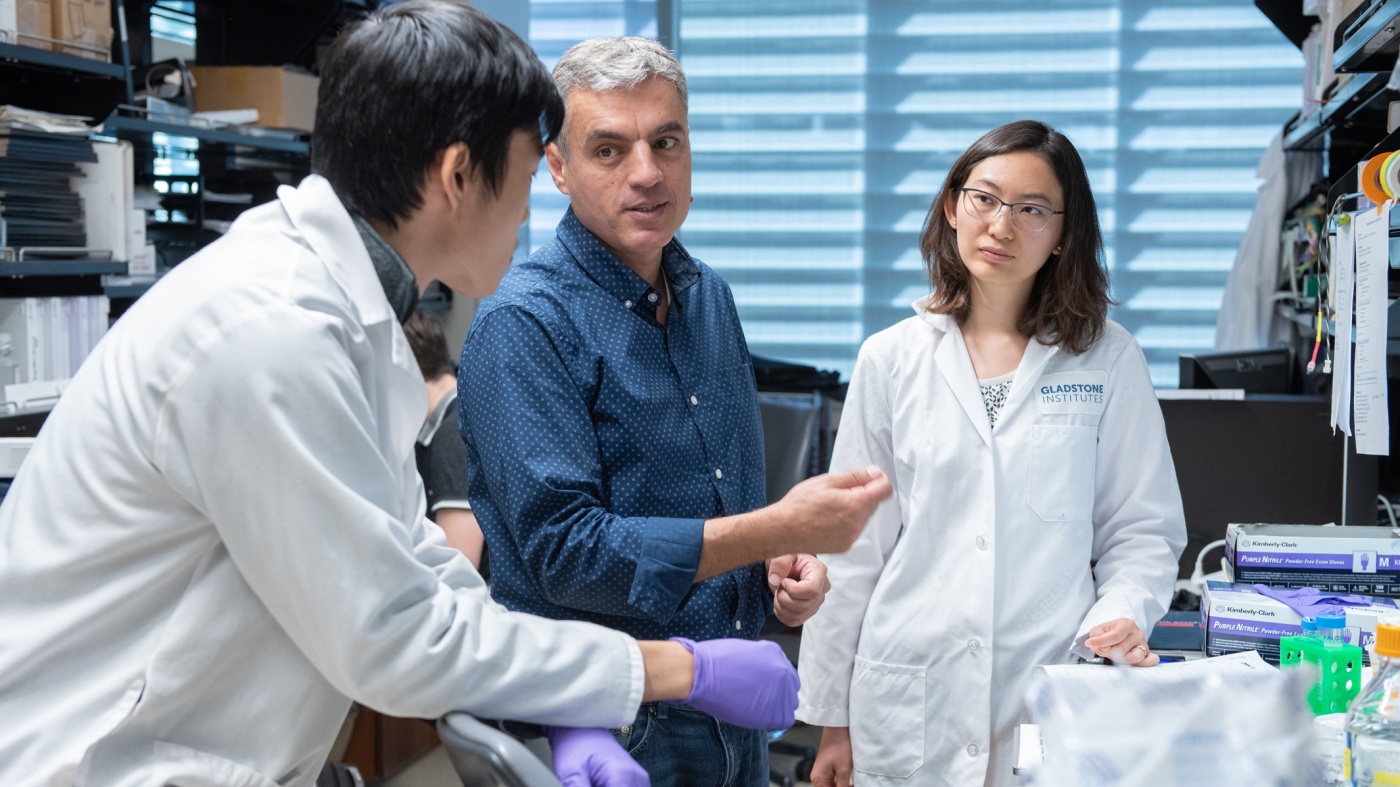 Jorge Palop talking to two trainees in the lab