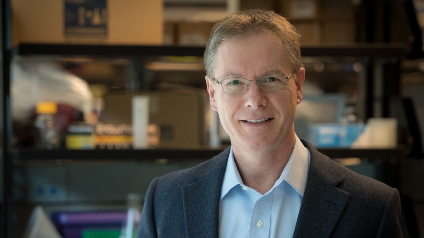 Lennart Mucke looking at the camera in his lab