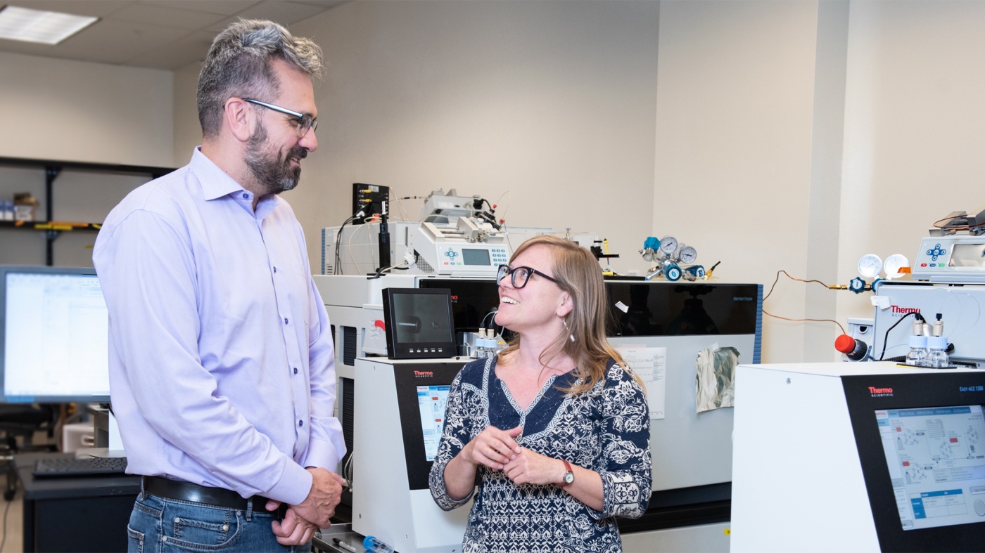 Nevan Krogan Manon Eckhardt talking in the lab