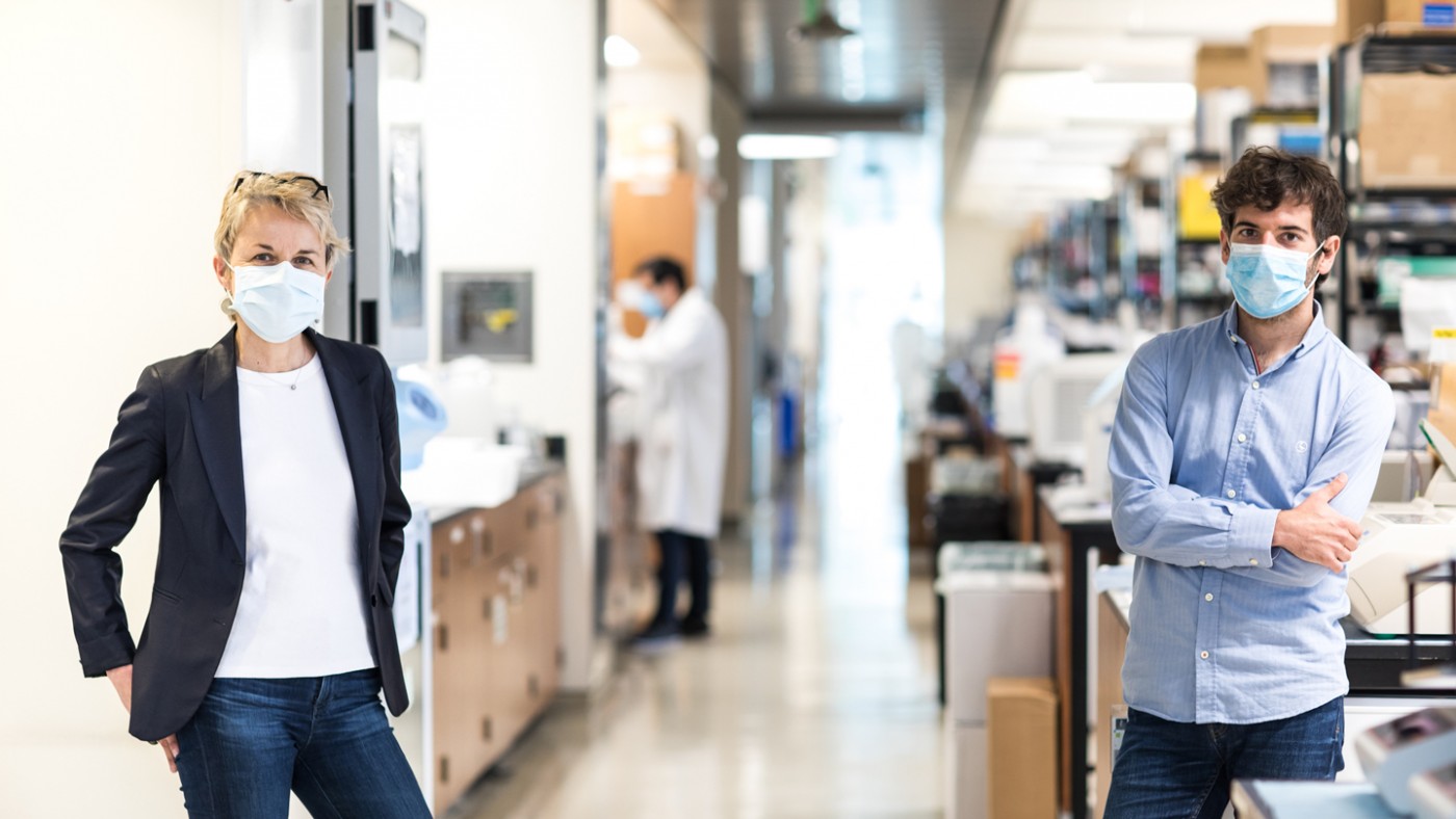 Melanie Ott and Albert Vallejo-Gracia in the lab
