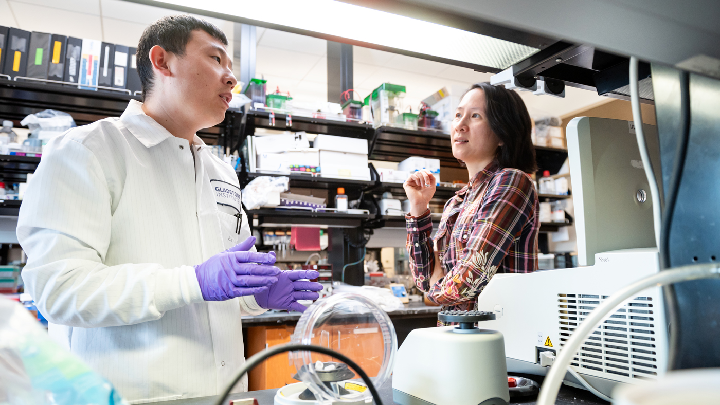 Kailin Yin and Nadia Roan in the lab at Gladstone Institutes