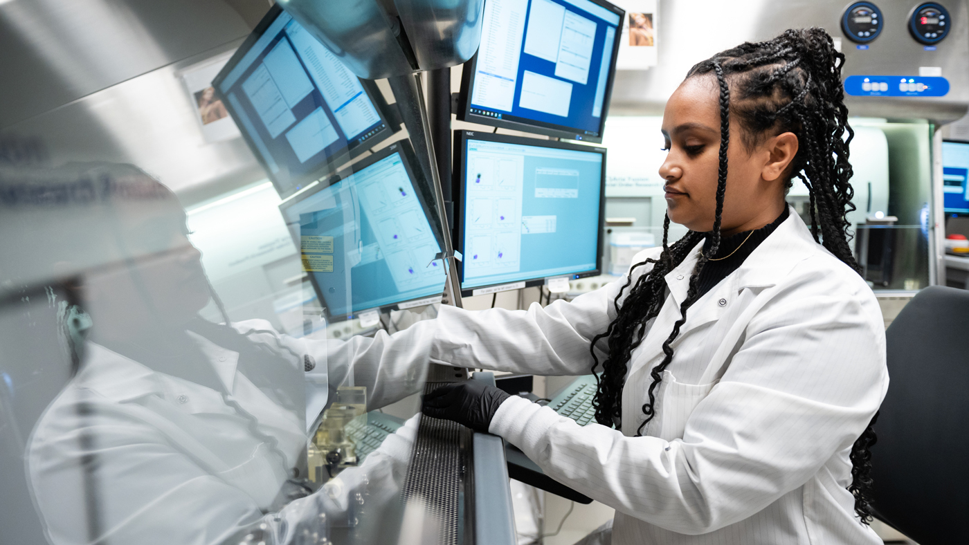 Tsion Abay working in the lab at Gladstone Institutes