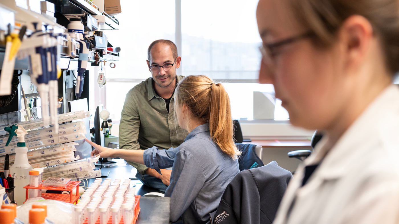 Gladstone's Franziska Blaeschke and Stanford’s Theo Roth in the lab at Gladstone Institutes