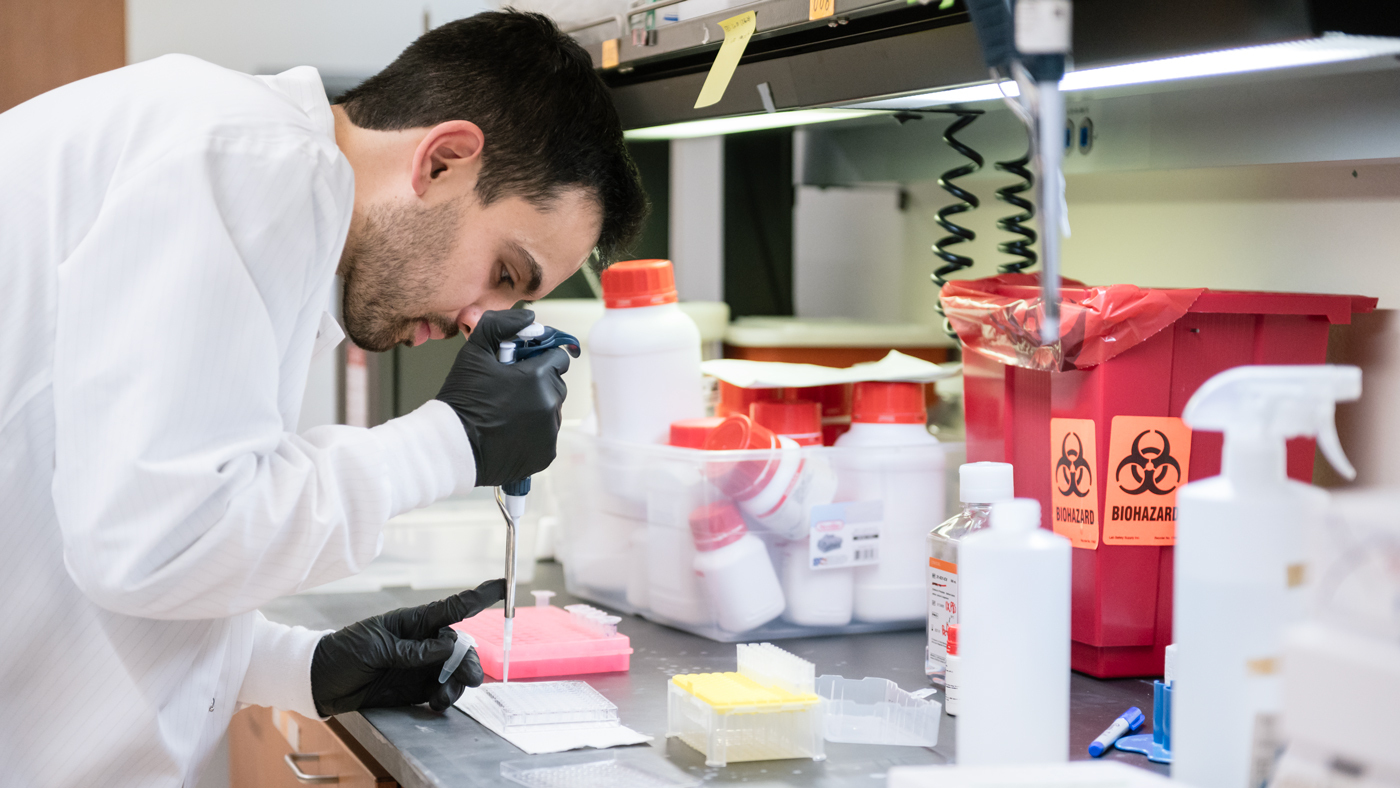 Skyler Blume working in the lab at Gladstone Institutes