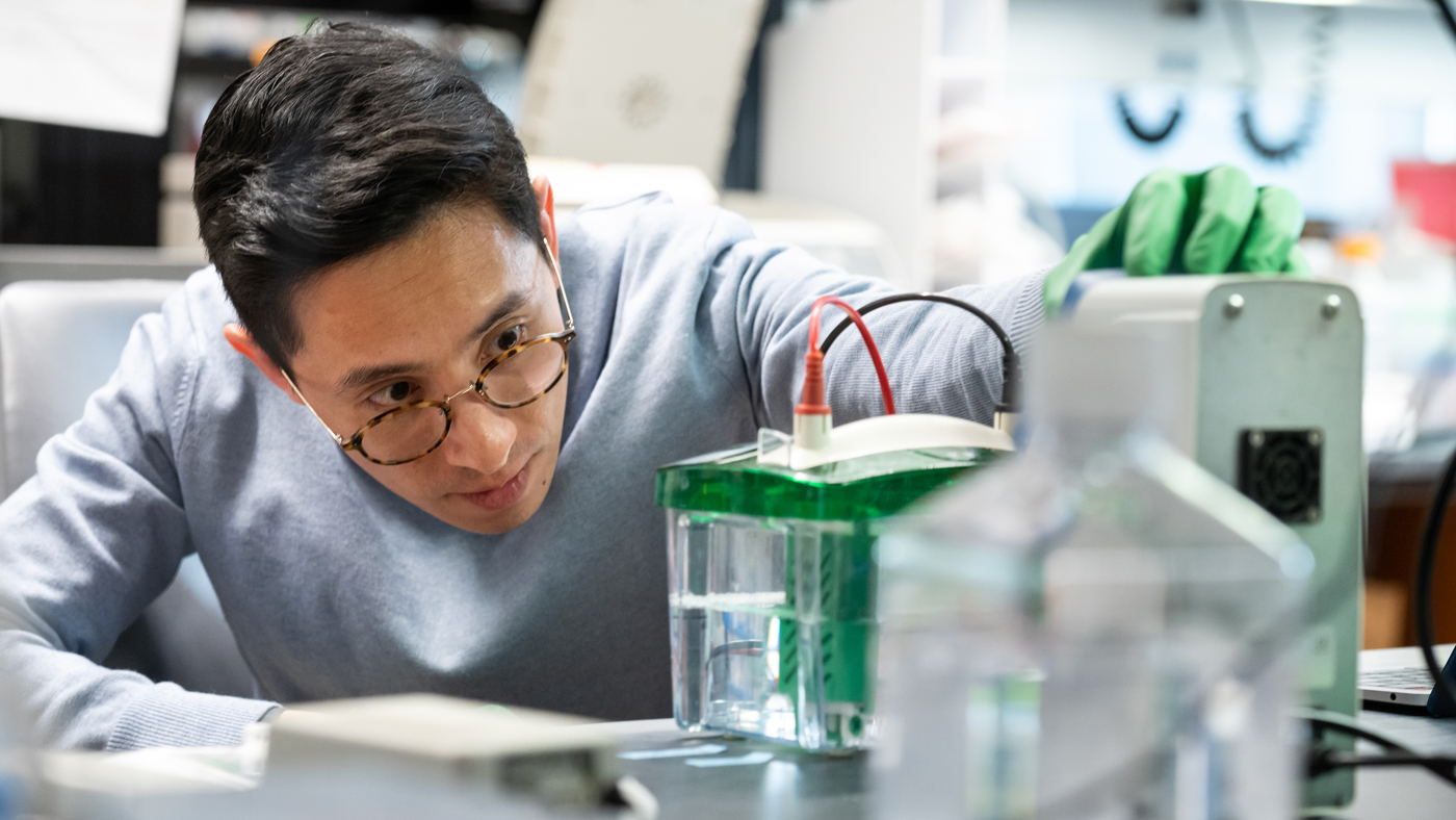 Alan Baik working in the Jain Lab at Gladstone Institutes