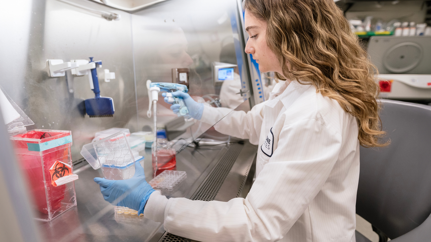 Maya Arce working in the lab at Gladstone Institutes