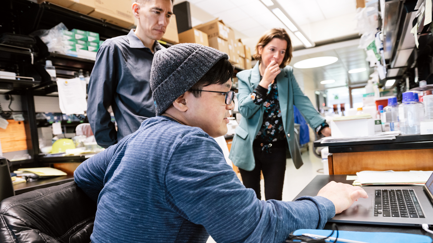 Postdoc Yoshi Sei in the lab at Gladstone Institutes with Ken Nakamura and UCSF's Myriam Chaumeil.