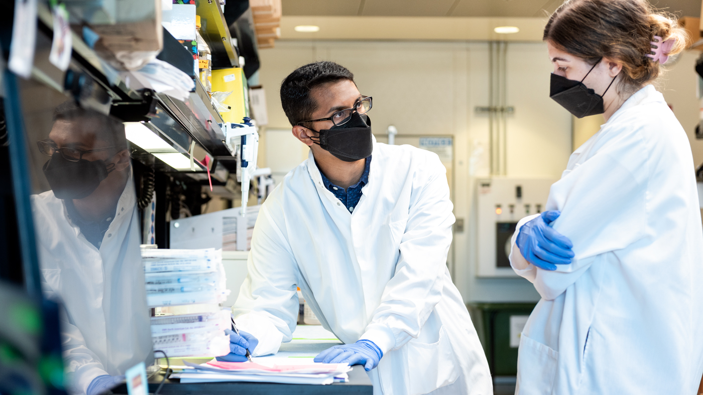 Researchers Abdullah Syed and Alison Ciling at Gladstone Institutes